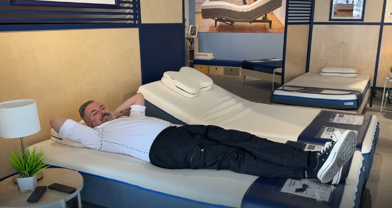 Charger la vidéo : François Charron adore son matelas Bleu.eco 100% Latex naturel Talalay